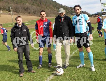 Fussball 1. Klasse C. SC Ulrichsberg gegen SGA Sirnitz. Frank Rainer (Obmann SC Ulrichsberg), Josef Walter Hasler (Ulrichsberg), Manfred Mertel, Herbert Ebner (Sirnitz). St. Peter am Bichl, am 3.4.2010.
Foto: Kuess
---
pressefotos, pressefotografie, kuess, qs, qspictures, sport, bild, bilder, bilddatenbank