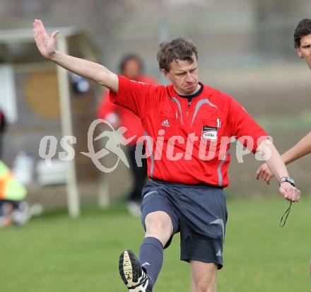 Fussball Unterliga Ost. ASKOE Woelfnitz gegen ASKOE Koettmannsdorf. Schiedsrichter Johann Reinwald. Woelfnitz, am 3.4.2010.
Foto: Kuess
---
pressefotos, pressefotografie, kuess, qs, qspictures, sport, bild, bilder, bilddatenbank