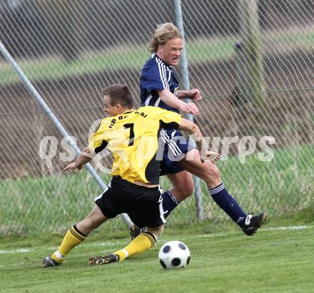 Fussball Unterliga Ost. ASKOE Woelfnitz gegen ASKOE Koettmannsdorf. Oliver Pucher (Woelfnitz), Gabor Ferenczi (Koettmannsdorf). Woelfnitz, am 3.4.2010.
Foto: Kuess
---
pressefotos, pressefotografie, kuess, qs, qspictures, sport, bild, bilder, bilddatenbank