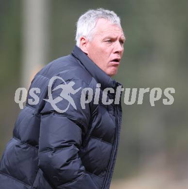 Fussball 1. Klasse D. DSG Sele/Zell gegen SC Globasnitz. Trainer Micheu (Globasnitz). Zell Pfarre, am 28.3.2010.
Foto: Kuess
---
pressefotos, pressefotografie, kuess, qs, qspictures, sport, bild, bilder, bilddatenbank