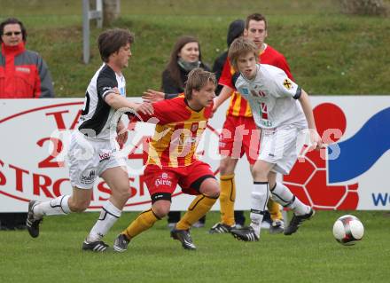 Fussball. Kaerntner Liga. ATSV Wolfsberg gegen SK St. Andrae/Lavanttal 1b.  Wolfgang Manfred Rader (Wolfsberg), Alexander Friedl-Pichler, Dominik Rotter (St. Andrae). Wolfsberg, 5.4.2010.
Foto: Kuess
---
pressefotos, pressefotografie, kuess, qs, qspictures, sport, bild, bilder, bilddatenbank