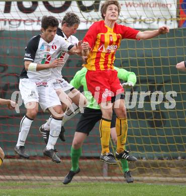 Fussball. Kaerntner Liga. ATSV Wolfsberg gegen SK St. Andrae/Lavanttal 1b.  Florian Rabensteiner (Wolfsberg), Patrick Pfennich, Ricardo Valter Da Costa (St. Andrae). Wolfsberg, 5.4.2010.
Foto: Kuess
---
pressefotos, pressefotografie, kuess, qs, qspictures, sport, bild, bilder, bilddatenbank