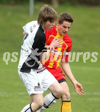 Fussball. Kaerntner Liga. ATSV Wolfsberg gegen SK St. Andrae/Lavanttal 1b.  Huebler Michael (Wolfsberg), Gruenwald Philipp (St. Andrae). Wolfsberg, 5.4.2010.
Foto: Kuess
---
pressefotos, pressefotografie, kuess, qs, qspictures, sport, bild, bilder, bilddatenbank