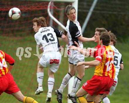 Fussball. Kaerntner Liga. ATSV Wolfsberg gegen SK St. Andrae/Lavanttal 1b.  Florian Rabensteiner, Michael Huebler (Wolfsberg), Matthias Berchtold, Patrick Pfennich (St. Andrae). Wolfsberg, 5.4.2010.
Foto: Kuess
---
pressefotos, pressefotografie, kuess, qs, qspictures, sport, bild, bilder, bilddatenbank