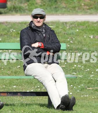 Fussball 1. Klasse C. SC Ulrichsberg gegen SGA Sirnitz. Sportstadtrat Manfred Mertel. St. Peter am Bichl, am 3.4.2010.
Foto: Kuess
---
pressefotos, pressefotografie, kuess, qs, qspictures, sport, bild, bilder, bilddatenbank