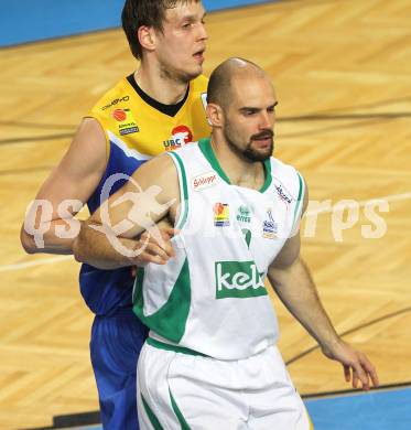 Basketball Bundesliga. Woerthersee Piraten gegen UBC St. Poelten. Joachim Buggelsheim  (Piraten), Martin Kohlmaier (UBC St. Poelten). Klagenfurt, 3.4.2010.
Foto:  Kuess

---
pressefotos, pressefotografie, kuess, qs, qspictures, sport, bild, bilder, bilddatenbank