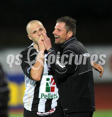 Fussball. Regionalliga. SK St. Andrae/Lavanttal gegen DSV Leoben. Torschuetze Stueckler Stephan kuesst Masseur Kurt Pobaschnig zum Dank die Haende. Wolfsberg, 9.4.2010.
Foto: Kuess
---
pressefotos, pressefotografie, kuess, qs, qspictures, sport, bild, bilder, bilddatenbank