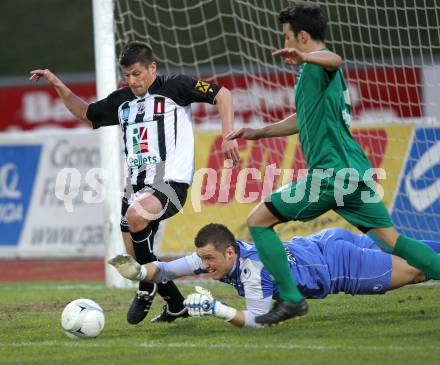 Fussball. Regionalliga. SK St. Andrae/Lavanttal gegen DSV Leoben. Kreuz Markus (St. Andrae), Boehmer David, Poesendorfer Rene (Leoben). Wolfsberg, 9.4.2010. 
Foto: Kuess
---
pressefotos, pressefotografie, kuess, qs, qspictures, sport, bild, bilder, bilddatenbank