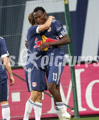 Fussball. Bundesliga. SK Austria Kelag Kaernten  gegen Red Bull Salzburg. Torjubel Somen Tchoyi, Dusan Svento (Salzburg). Klagenfurt, 10.4.2010. 
Foto: Kuess

---
pressefotos, pressefotografie, kuess, qs, qspictures, sport, bild, bilder, bilddatenbank