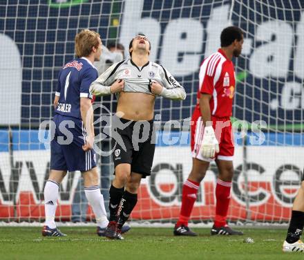 Fussball. Bundesliga. SK Austria Kelag Kaernten  gegen Red Bull Salzburg. Leonhard Kaufmann, (Austria Kaernten),  Christian Schwegler, Edward Gustafsson (Salzburg). Klagenfurt, 10.4.2010. 
Foto: Kuess

---
pressefotos, pressefotografie, kuess, qs, qspictures, sport, bild, bilder, bilddatenbank