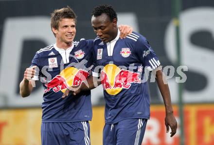 Fussball. Bundesliga. SK Austria Kelag Kaernten  gegen Red Bull Salzburg. Torjubel Franz Schiemer, Somen Tchoyi (Salzburg). Klagenfurt, 10.4.2010. 
Foto: Kuess

---
pressefotos, pressefotografie, kuess, qs, qspictures, sport, bild, bilder, bilddatenbank