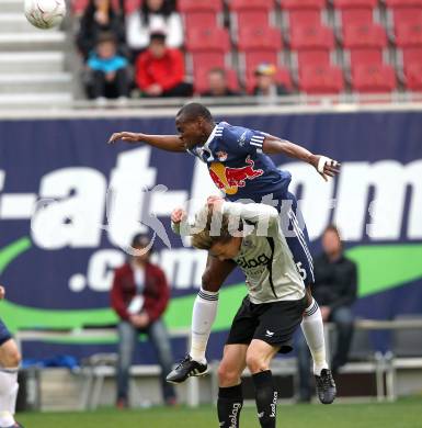Fussball. Bundesliga. SK Austria Kelag Kaernten  gegen Red Bull Salzburg. Stefan Hierlaender, (Austria Kaernten), Rabiu Afolabi (Salzburg). Klagenfurt, 10.4.2010. 
Foto: Kuess

---
pressefotos, pressefotografie, kuess, qs, qspictures, sport, bild, bilder, bilddatenbank