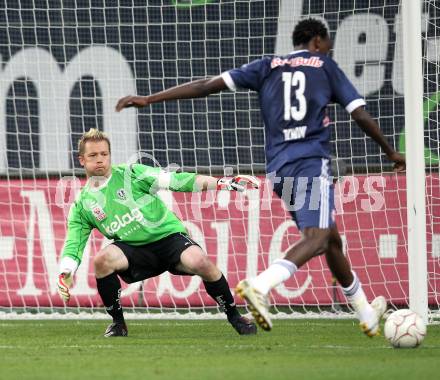 Fussball. Bundesliga. SK Austria Kelag Kaernten  gegen Red Bull Salzburg. Andreas Schranz, (Austria Kaernten), Somen Tchoyi (Salzburg). Klagenfurt, 10.4.2010. 
Foto: Kuess

---
pressefotos, pressefotografie, kuess, qs, qspictures, sport, bild, bilder, bilddatenbank