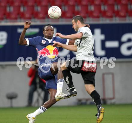 Fussball. Bundesliga. SK Austria Kelag Kaernten  gegen Red Bull Salzburg. Marco Salvatore, (Austria Kaernten), Somen Tchoyi (Salzburg). Klagenfurt, 10.4.2010. 
Foto: Kuess

---
pressefotos, pressefotografie, kuess, qs, qspictures, sport, bild, bilder, bilddatenbank