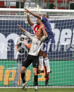 Fussball. Bundesliga. SK Austria Kelag Kaernten  gegen Red Bull Salzburg. Thomas Hinum, (Austria Kaernten),  Edward Gustafsson, Rabiu Afolabi (Salzburg). Klagenfurt, 10.4.2010. 
Foto: Kuess

---
pressefotos, pressefotografie, kuess, qs, qspictures, sport, bild, bilder, bilddatenbank