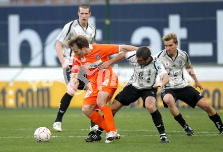 Fussball. Bundesliga. SK Austria Kelag Kaernten gegen FK Austria Wien.  Daniel Gramann, Marco Salvatore, Peter Pucker, (Austria Kaernten), Thomas Jun (Wien). Klagenfurt, 17.4.2010. 
Foto: Kuess

---
pressefotos, pressefotografie, kuess, qs, qspictures, sport, bild, bilder, bilddatenbank