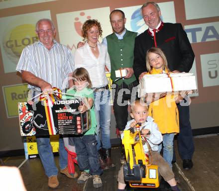 Schi Nordisch. Biathlon. Empfang Silbermedaillengewinner Daniel Mesotitsch. Sam und Daniel Mesotitsch mit Familie, Landeshauptmann Gerhard Doerfler. St. Jakob im Rosental, am 24.4.2010.
Foto: Kuess
---
pressefotos, pressefotografie, kuess, qs, qspictures, sport, bild, bilder, bilddatenbank