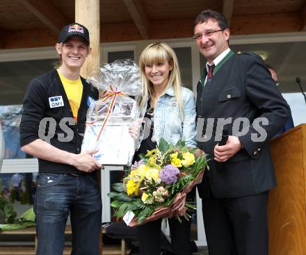 Schi Nordisch. Schispringen. Empfang Olympiasieger  Thomas Morgenstern. Thomas Morgenstern, Freundin Kristina, Buergermeister Wolfgang Klinar. Lieserhofen, am 24.4.2010.
Foto: Kuess
---
pressefotos, pressefotografie, kuess, qs, qspictures, sport, bild, bilder, bilddatenbank