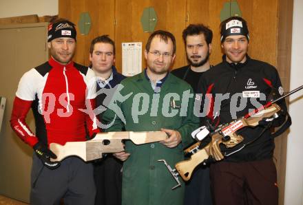 Schi Nordisch. Biathlon. Daniel Mesotitsch, Wolfgang Pfeiffer, Martin Mesotitsch mit Schuelern der HTL Ferlach. Ferlach, am 25.1.2010.
Foto: Kuess
---
pressefotos, pressefotografie, kuess, qs, qspictures, sport, bild, bilder, bilddatenbank