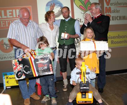 Schi Nordisch. Biathlon. Empfang Silbermedaillengewinner Daniel Mesotitsch. Sam und Daniel Mesotitsch mit Familie, Landeshauptmann Gerhard Doerfler. St. Jakob im Rosental, am 24.4.2010.
Foto: Kuess
---
pressefotos, pressefotografie, kuess, qs, qspictures, sport, bild, bilder, bilddatenbank