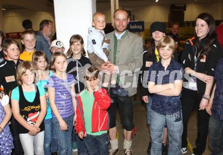 Schi Nordisch. Biathlon. Empfang Silbermedaillengewinner Daniel Mesotitsch. Daniel Mesotitsch mit Sohn Lasse und Nachwuchslaeufern der UNION Rosenbach. St. Jakob im Rosental, am 24.4.2010.
Foto: Kuess
---
pressefotos, pressefotografie, kuess, qs, qspictures, sport, bild, bilder, bilddatenbank