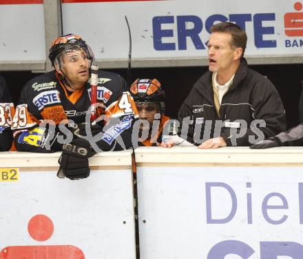 EBEL. Eishockey Bundesliga. EC Pasut VSV gegen Graz 99ers. Greg Day, Trainer Bill Gilligan  (Graz). Villach, am 15.1.2010.
Foto: Kuess 


---
pressefotos, pressefotografie, kuess, qs, qspictures, sport, bild, bilder, bilddatenbank