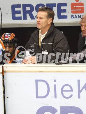 EBEL. Eishockey Bundesliga. EC Pasut VSV gegen Graz 99ers. Trainer Bill Gilligan  (Graz). Villach, am 15.1.2010.
Foto: Kuess 


---
pressefotos, pressefotografie, kuess, qs, qspictures, sport, bild, bilder, bilddatenbank