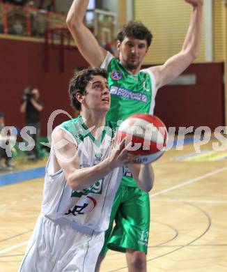 Basketball Kaerntner Liga. Woerthersee Piraten gegen KOS Klagenfurt. Martin Breithuber (Piraten), Selmir Husanovic (KOS). Klagenfurt, am 4.5.2010.
Foto: Kuess
---
pressefotos, pressefotografie, kuess, qs, qspictures, sport, bild, bilder, bilddatenbank