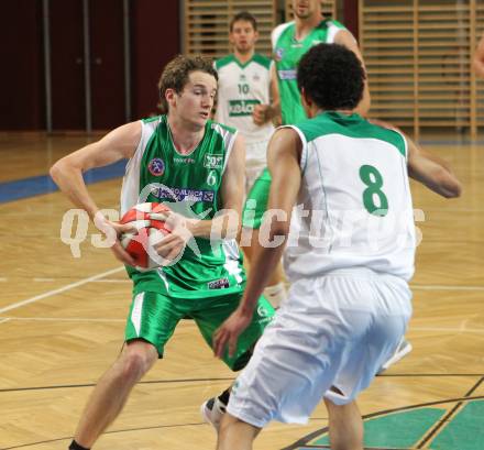 Basketball Kaerntner Liga. Woerthersee Piraten gegen KOS Klagenfurt. Samuel Bachlechner (Piraten), Matej Smrtnik (KOS). Klagenfurt, am 4.5.2010.
Foto: Kuess
---
pressefotos, pressefotografie, kuess, qs, qspictures, sport, bild, bilder, bilddatenbank