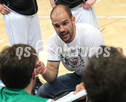 Basketball Kaerntner Liga. Woerthersee Piraten gegen KOS Klagenfurt. Trainer Joachim Buggelsheim (Piraten). Klagenfurt, am 4.5.2010.
Foto: Kuess
---
pressefotos, pressefotografie, kuess, qs, qspictures, sport, bild, bilder, bilddatenbank