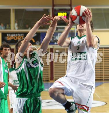 Basketball Kaerntner Liga. Woerthersee Piraten gegen KOS Klagenfurt. Sebastian Schaal (Piraten), Rok Papic (KOS). Klagenfurt, am 4.5.2010.
Foto: Kuess
---
pressefotos, pressefotografie, kuess, qs, qspictures, sport, bild, bilder, bilddatenbank