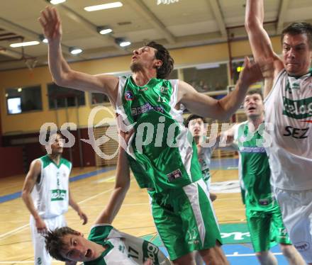 Basketball Kaerntner Liga. Woerthersee Piraten gegen KOS Klagenfurt. Juergen Petritsch, Rasid Mahalbasic (Piraten), Selmir Husanovic (KOS). Klagenfurt, am 4.5.2010.
Foto: Kuess
---
pressefotos, pressefotografie, kuess, qs, qspictures, sport, bild, bilder, bilddatenbank