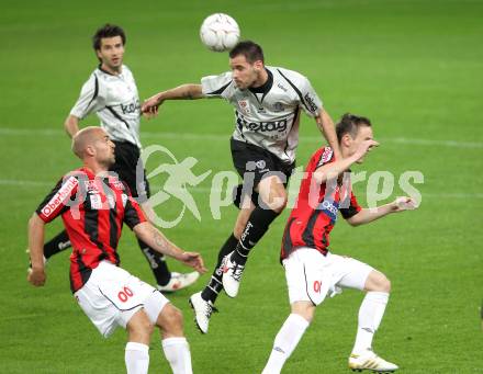 Fussball. Bundesliga. SK Austria Kelag Kaernten gegen LASK Linz.  Oliver Pusztai, (Austria Kaernten),  Gardar Gunnlaugsson, Lukas Kragl (Linz). Klagenfurt, 5.5.2010. 
Foto: Kuess

---
pressefotos, pressefotografie, kuess, qs, qspictures, sport, bild, bilder, bilddatenbank