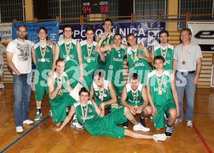 Basketball. Kaerntner Liga. Finale. KOS Klagenfurt gegen Woerthersee Piraten. Jubel Piraten. Mannschaftsfoto. Klagenfurt, 6.5.2010.
Foto: Kuess
---
pressefotos, pressefotografie, kuess, qs, qspictures, sport, bild, bilder, bilddatenbank