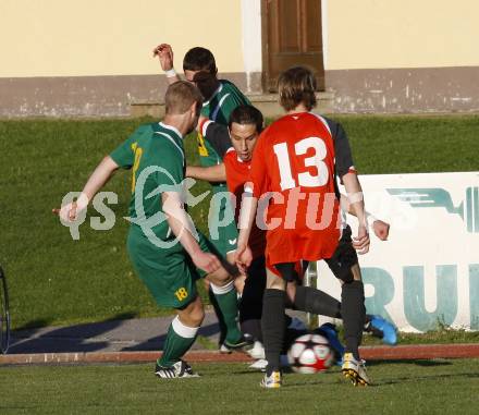 Fussball, Kaerntner Liga. VST Voelkermarkt gegen FC Welzenegg. Karner Alexander (Voelkermarkt), Tamegger David, Sallinger Christopher  (Welzenegg). Voelkermarkt, 7.5.2010.
Foto: Kuess
---
pressefotos, pressefotografie, kuess, qs, qspictures, sport, bild, bilder, bilddatenbank