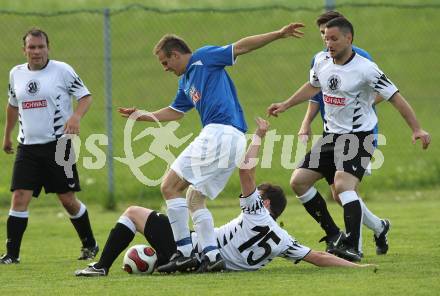 Fussball Unterliga Ost. ASKOE Koettmannsdorf gegen SK Kuehnsdorf. Gabor Ferenczi (Koettmannsdorf),  Helmut Martin Knabl, Kevin Weissnegger, Tadej Steharnik (Kuehnsdorf). Klagenfurt, am 9.5.2010.
Foto: Kuess
---
pressefotos, pressefotografie, kuess, qs, qspictures, sport, bild, bilder, bilddatenbank