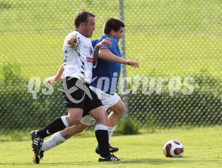 Fussball Unterliga Ost. ASKOE Koettmannsdorf gegen SK Kuehnsdorf. Mario Krall (Koettmannsdorf),  Helmut Martin Knabl (Kuehnsdorf). Klagenfurt, am 9.5.2010.
Foto: Kuess
---
pressefotos, pressefotografie, kuess, qs, qspictures, sport, bild, bilder, bilddatenbank