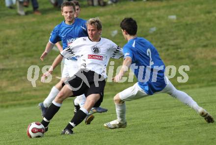 Fussball Unterliga Ost. ASKOE Koettmannsdorf gegen SK Kuehnsdorf. Daniel Woschnak, Michael Pesjak (Koettmannsdorf),  Christopher Ogradnik (Kuehnsdorf). Klagenfurt, am 9.5.2010.
Foto: Kuess
---
pressefotos, pressefotografie, kuess, qs, qspictures, sport, bild, bilder, bilddatenbank