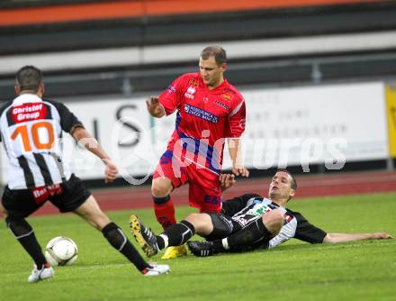 Fussball. Regionalliga. WAC SK St. Andrae/Lavanttal gegen SAK Celovec/Klagenfurt. Thomas Pirker,  (St.Andrae), Christian Dlopst (SAK). Wolfsberg, 11.5.2010. 
Foto: Kuess

---
pressefotos, pressefotografie, kuess, qs, qspictures, sport, bild, bilder, bilddatenbank