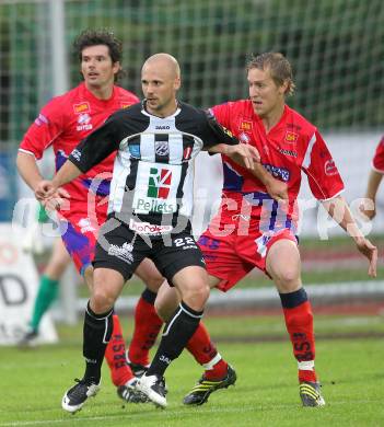 Fussball. Regionalliga. WAC SK St. Andrae/Lavanttal gegen SAK Celovec/Klagenfurt.  Stephan Stueckler, (St.Andrae), Marko Kriznik, Samo Bernhard Olip (SAK). Klagenfurt, 11.5.2010. 
Foto: Kuess

---
pressefotos, pressefotografie, kuess, qs, qspictures, sport, bild, bilder, bilddatenbank