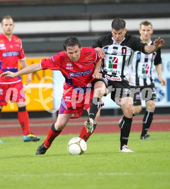 Fussball. Regionalliga. WAC SK St. Andrae/Lavanttal gegen SAK Celovec/Klagenfurt. Markus Kreuz,  (St.Andrae), Albin Kesselbacher (SAK). Wolfsberg, 11.5.2010. 
Foto: Kuess

---
pressefotos, pressefotografie, kuess, qs, qspictures, sport, bild, bilder, bilddatenbank