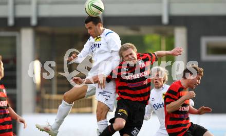 Fussball. Regionalliga. FC St. Veit gegen SV Leibnitz Flavia Solva .  Seoane Santalla Gerardo Diego, Hans Christian Rabl, (St.Veit),  Maurice Amtmann (Flavia Solva). St.Veit, 12.5.2010. 
Foto: Kuess

---
pressefotos, pressefotografie, kuess, qs, qspictures, sport, bild, bilder, bilddatenbank