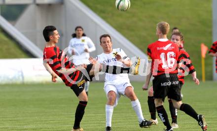 Fussball. Regionalliga. FC St. Veit gegen SV Leibnitz Flavia Solva .  Michael Mulyk, (St.Veit),  Emre Koca, Thomas Jagonak (Leibnitz). St.Veit, 12.5.2010. 
Foto: Kuess

---
pressefotos, pressefotografie, kuess, qs, qspictures, sport, bild, bilder, bilddatenbank