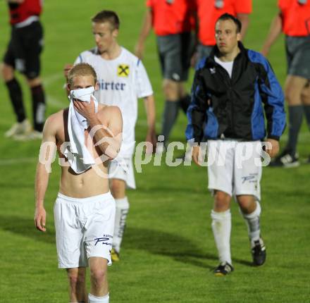 Fussball. Regionalliga. FC St. Veit gegen SV Leibnitz Flavia Solva .  enttaeuschte St. Veiter Spieler. St.Veit, 12.5.2010. 
Foto: Kuess

---
pressefotos, pressefotografie, kuess, qs, qspictures, sport, bild, bilder, bilddatenbank