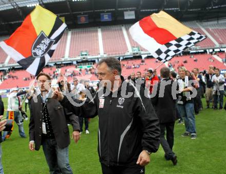 Fussball. Tipp3-Bundesliga. SK Austria Kaernten gegen SC Magna Wiener Neustadt. Trainer Joze Prelogar, im Hintergrund Fans (Austria Kaernten). Klagenfurt, 13.5.2010. 
Foto: Kuess 

---
pressefotos, pressefotografie, kuess, qs, qspictures, sport, bild, bilder, bilddatenbank