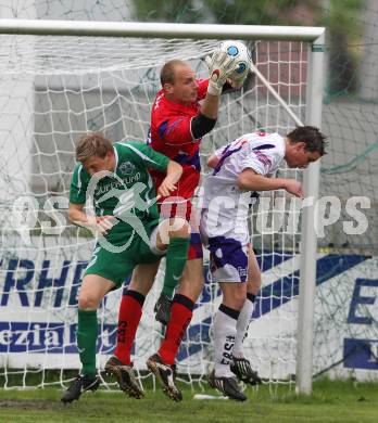 Fussball Regionalliga. SAK gegen FC Superfund Pasching. Alexander Kofler, Patrick Lausegger (SAK), Daniel Royer (Pasching). Klagenfurt, am 15.5.2010.
Foto: Kuess 
---
pressefotos, pressefotografie, kuess, qs, qspictures, sport, bild, bilder, bilddatenbank