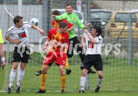 Fussball Kaerntner Liga. SVG Bleiburg gegen ATSV Wolfsberg. Marcell Guenther Kuster, Wolfgang Pitschko (Bleiburg), Florian Rabensteiner, Christian Kleibner (Wolfsberg). Bleiburg, am 15.5.2010.
Foto: Kuess
---
pressefotos, pressefotografie, kuess, qs, qspictures, sport, bild, bilder, bilddatenbank