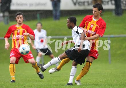 Fussball Kaerntner Liga. SVG Bleiburg gegen ATSV Wolfsberg. Maxwell Siaw (Bleiburg), Philipp Sattler, Denis Curic (Wolfsberg). Bleiburg, am 15.5.2010.
Foto: Kuess
---
pressefotos, pressefotografie, kuess, qs, qspictures, sport, bild, bilder, bilddatenbank