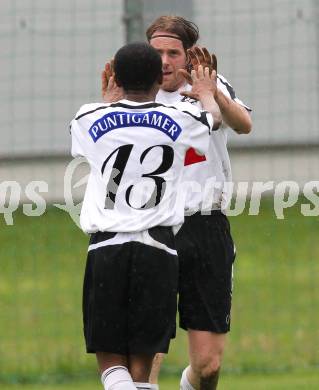 Fussball Kaerntner Liga. SVG Bleiburg gegen ATSV Wolfsberg. Torjubel Thomas Hoeller, Maxwell Siaw (Bleiburg). Bleiburg, am 15.5.2010. 
Foto: Kuess
---
pressefotos, pressefotografie, kuess, qs, qspictures, sport, bild, bilder, bilddatenbank