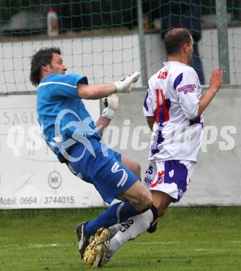 Fussball Regionalliga. SAK gegen FC Superfund Pasching. Christian Dlopst (SAK), Josef Schicklgruber (Pasching). Klagenfurt, am 15.5.2010.
Foto: Kuess 
---
pressefotos, pressefotografie, kuess, qs, qspictures, sport, bild, bilder, bilddatenbank